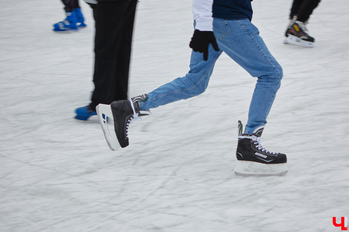 За окном еще ноябрь, но время для зимних забав настало. По традиции самым первым во Владимире открылся каток на свежем воздухе «Пингвин». Рассказываем, сколько стоит выйти на лед, и показываем фотоотчет с лицами тех, кто уже успел это сделать.