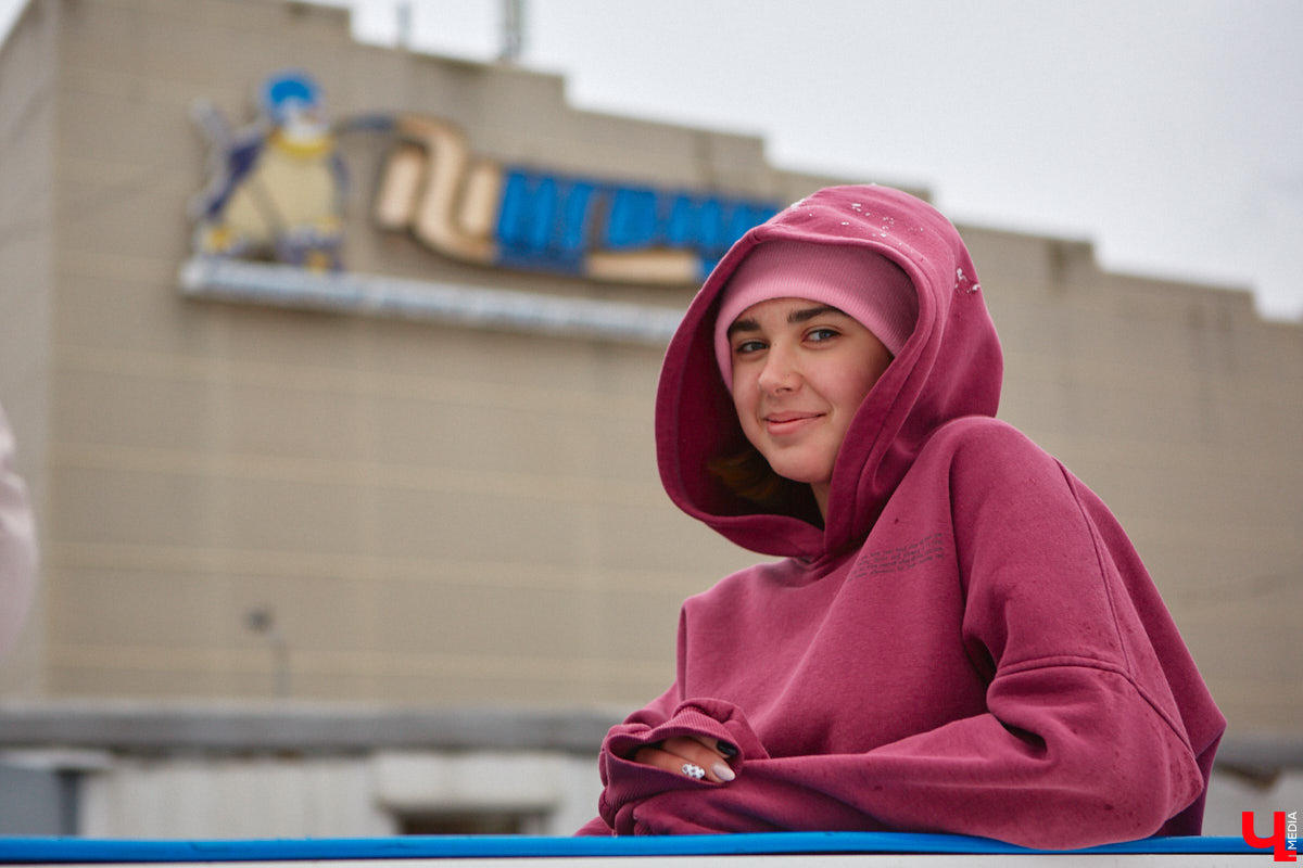 За окном еще ноябрь, но время для зимних забав настало. По традиции самым первым во Владимире открылся каток на свежем воздухе «Пингвин». Рассказываем, сколько стоит выйти на лед, и показываем фотоотчет с лицами тех, кто уже успел это сделать.