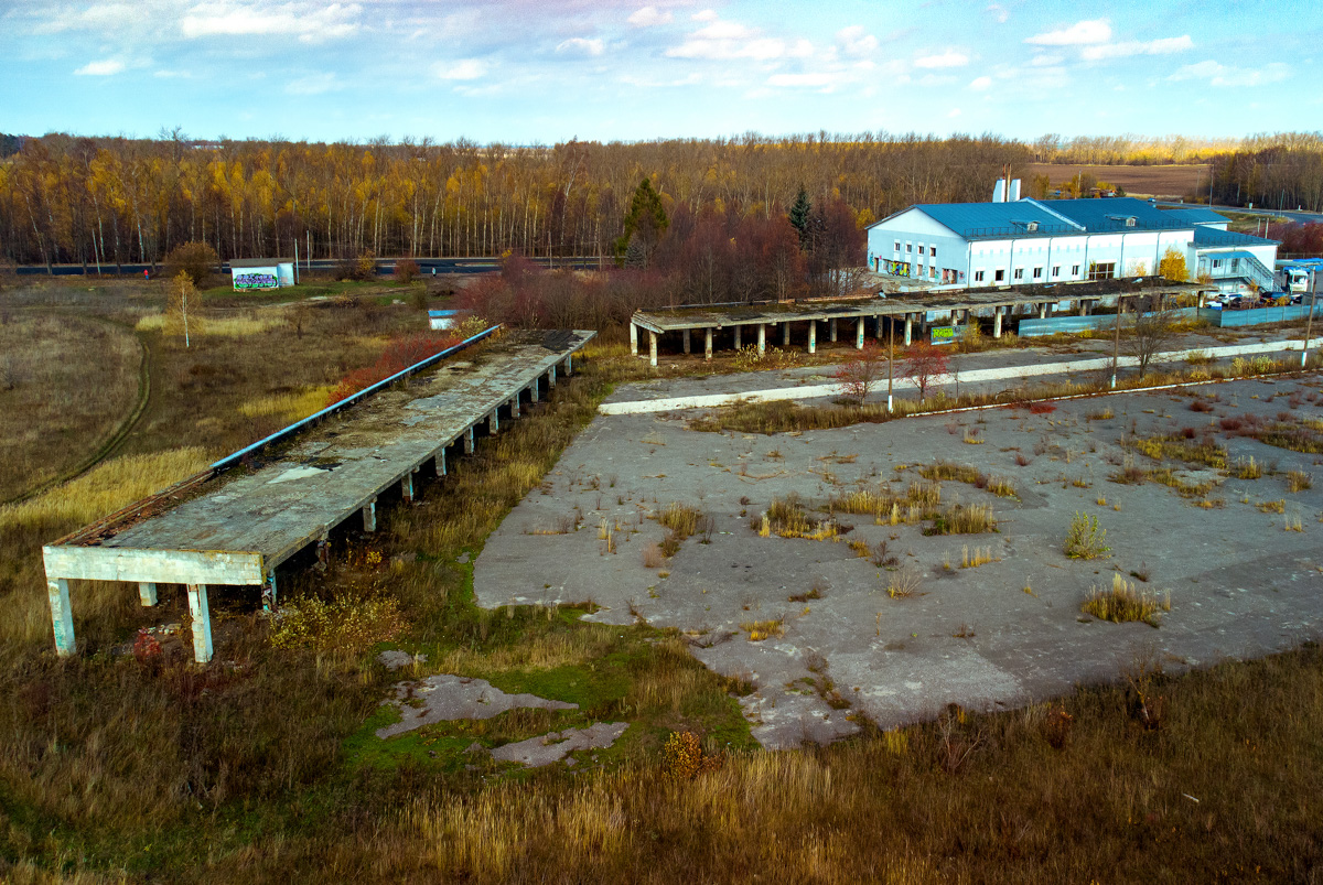 Телеграм-канал «Чей-то дрон» опубликовал новую серию снимков, выбрав на сей раз в качестве интересной локации заброшенные платформы суздальского автовокзала.
