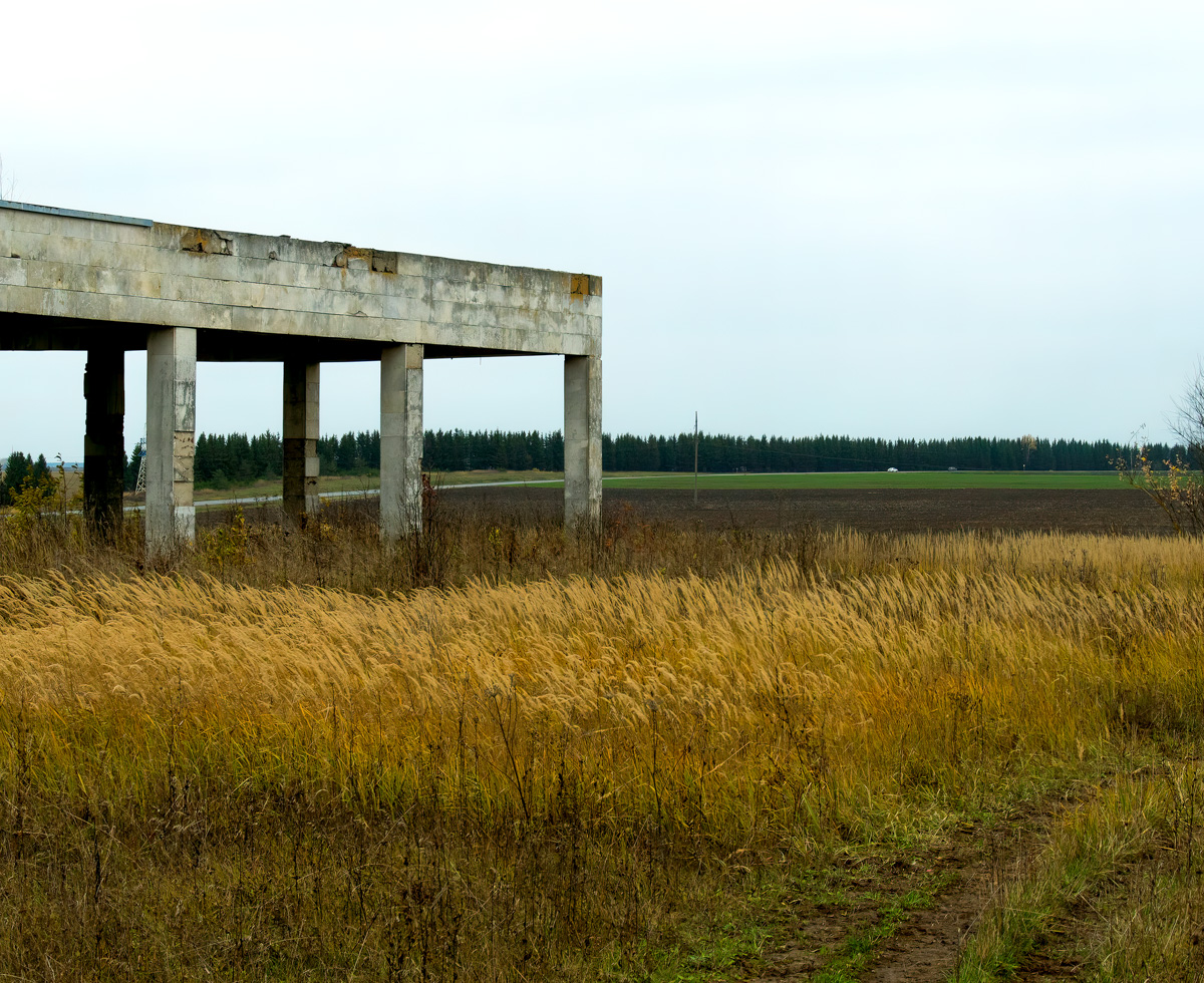 Телеграм-канал «Чей-то дрон» опубликовал новую серию снимков, выбрав на сей раз в качестве интересной локации заброшенные платформы суздальского автовокзала.