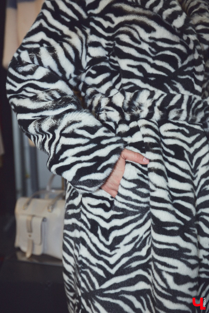 Приставка «эко» очень актуальна в фэшн-индустрии. Искусственный мех уже давно сместил с подиума натуральный, и в топе «альтернативные» шубы. Какие они бывают и с чем их носить, «Ключ-Медиа» рассказал владимирский стилист.