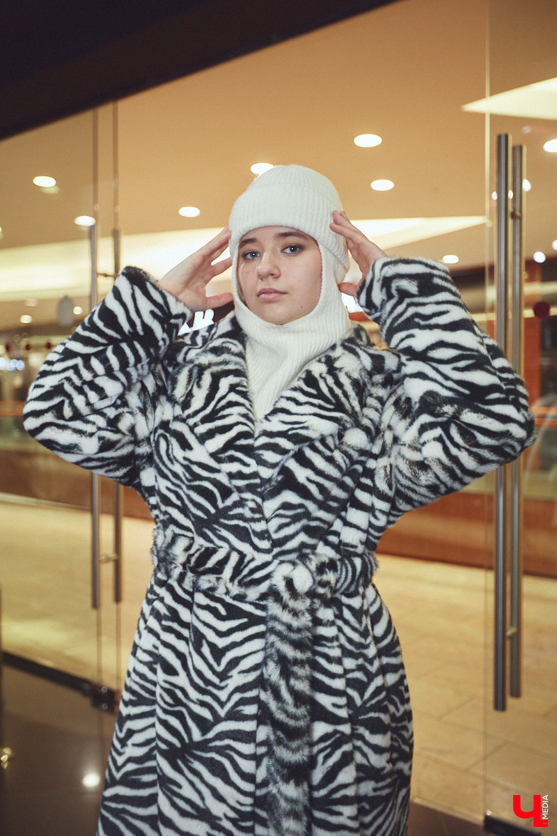 Приставка «эко» очень актуальна в фэшн-индустрии. Искусственный мех уже давно сместил с подиума натуральный, и в топе «альтернативные» шубы. Какие они бывают и с чем их носить, «Ключ-Медиа» рассказал владимирский стилист.