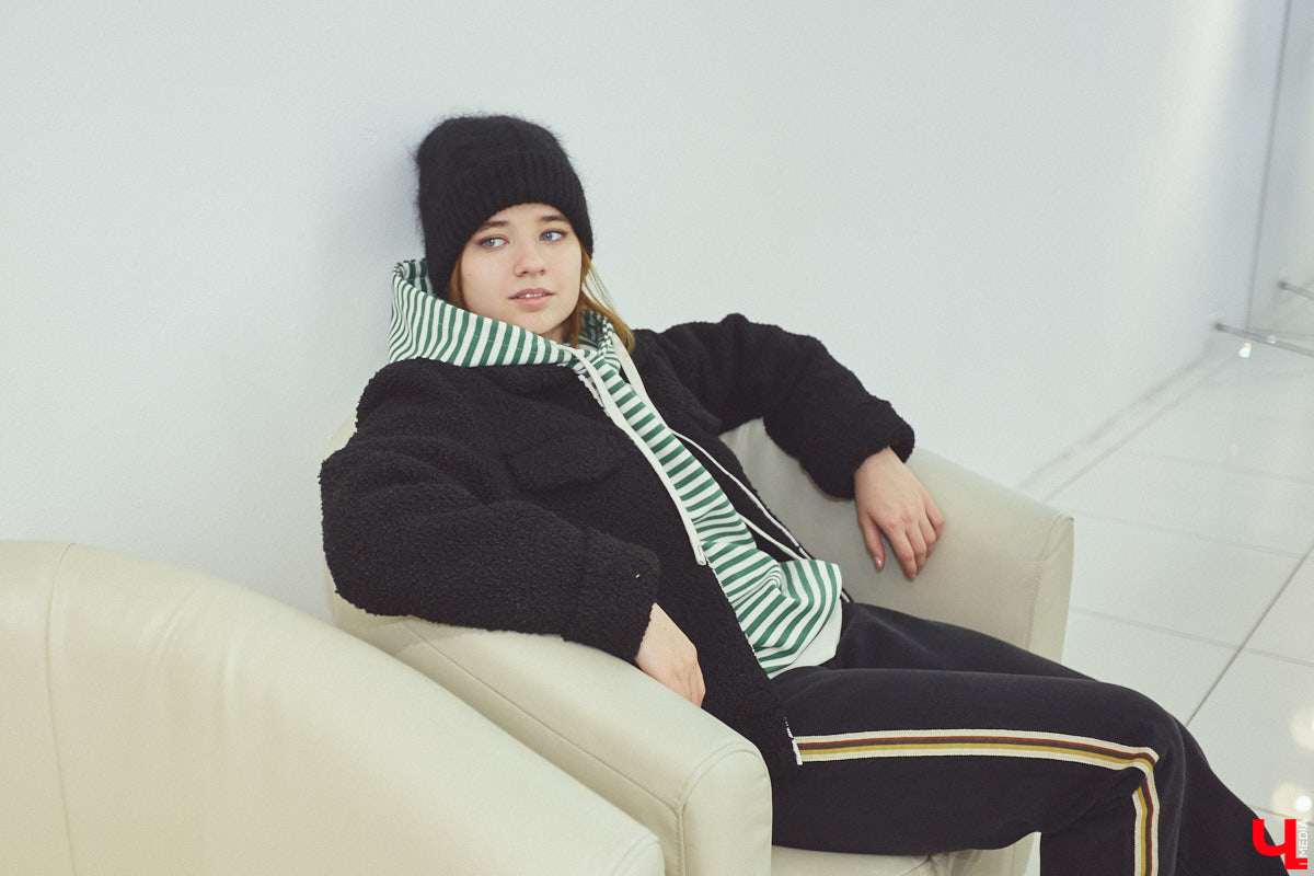 Приставка «эко» очень актуальна в фэшн-индустрии. Искусственный мех уже давно сместил с подиума натуральный, и в топе «альтернативные» шубы. Какие они бывают и с чем их носить, «Ключ-Медиа» рассказал владимирский стилист.