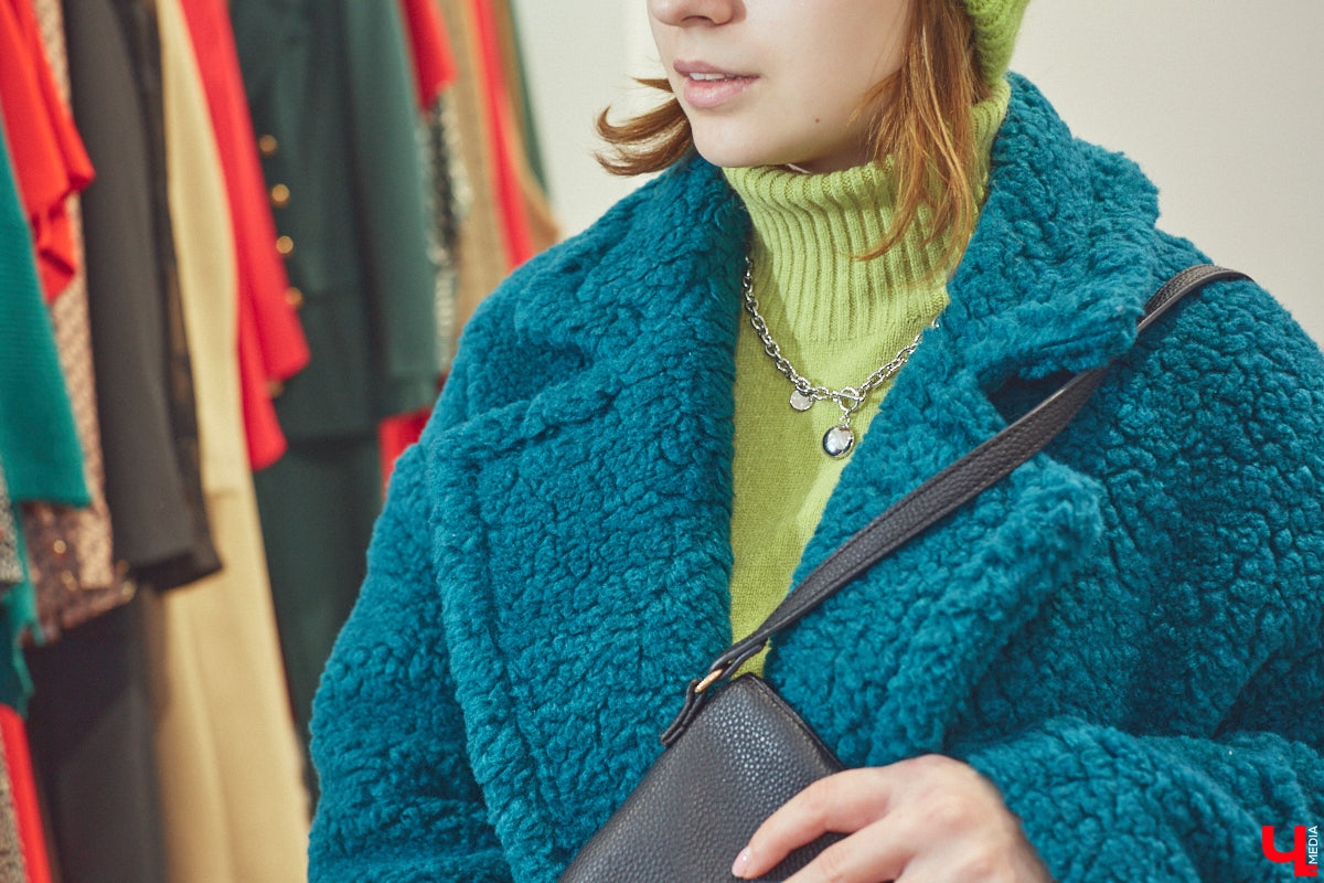 Приставка «эко» очень актуальна в фэшн-индустрии. Искусственный мех уже давно сместил с подиума натуральный, и в топе «альтернативные» шубы. Какие они бывают и с чем их носить, «Ключ-Медиа» рассказал владимирский стилист.