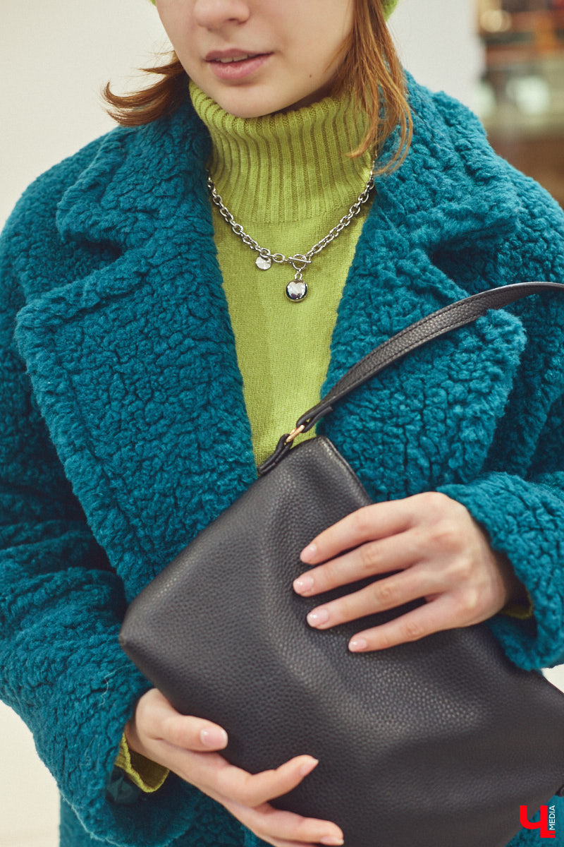 Приставка «эко» очень актуальна в фэшн-индустрии. Искусственный мех уже давно сместил с подиума натуральный, и в топе «альтернативные» шубы. Какие они бывают и с чем их носить, «Ключ-Медиа» рассказал владимирский стилист.