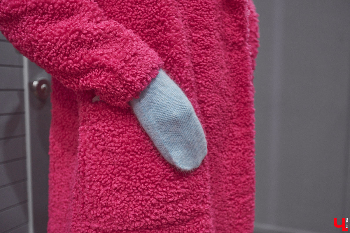 Приставка «эко» очень актуальна в фэшн-индустрии. Искусственный мех уже давно сместил с подиума натуральный, и в топе «альтернативные» шубы. Какие они бывают и с чем их носить, «Ключ-Медиа» рассказал владимирский стилист.