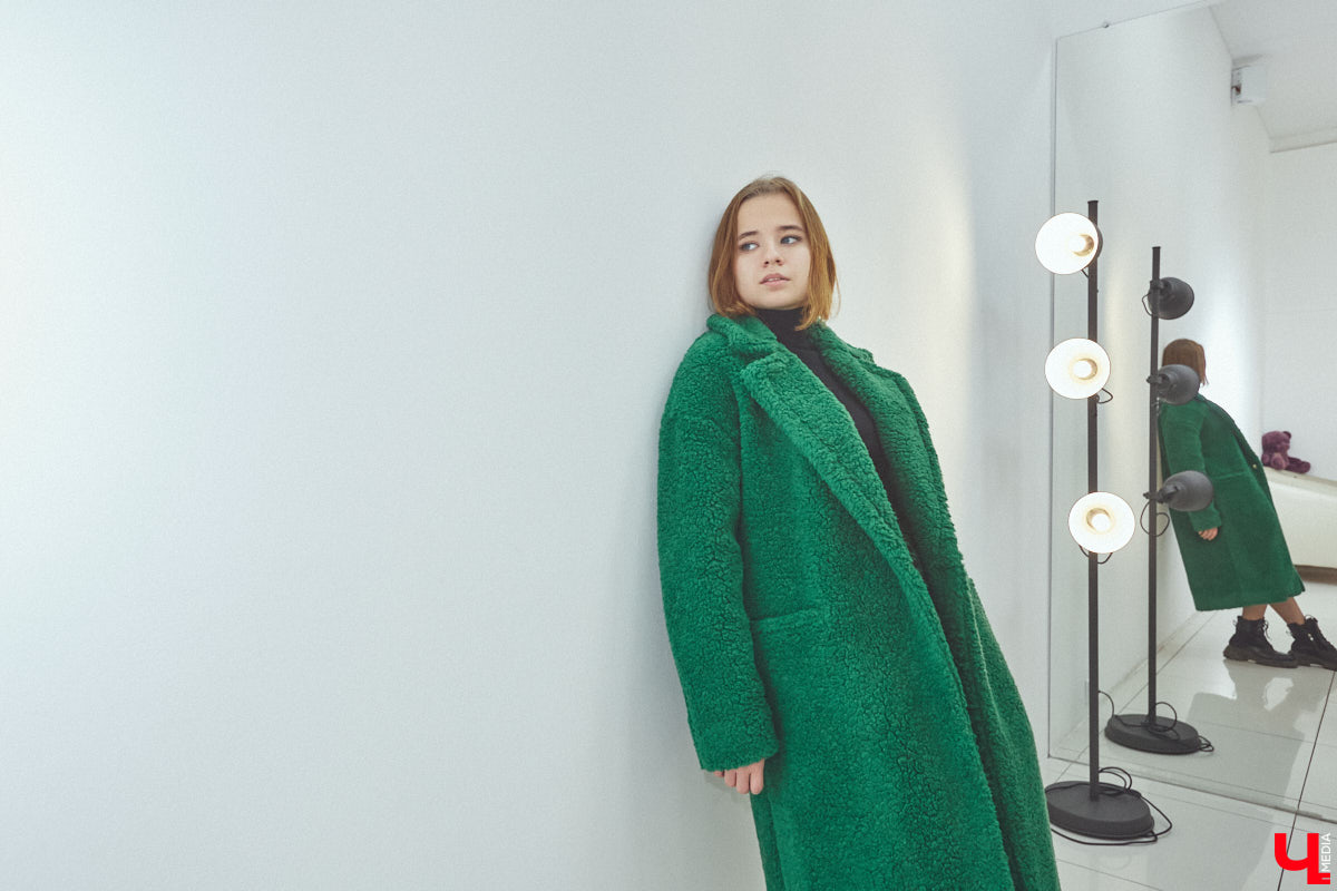 Приставка «эко» очень актуальна в фэшн-индустрии. Искусственный мех уже давно сместил с подиума натуральный, и в топе «альтернативные» шубы. Какие они бывают и с чем их носить, «Ключ-Медиа» рассказал владимирский стилист.