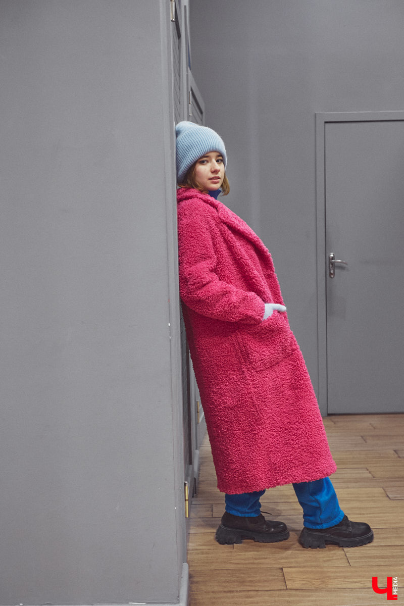 Приставка «эко» очень актуальна в фэшн-индустрии. Искусственный мех уже давно сместил с подиума натуральный, и в топе «альтернативные» шубы. Какие они бывают и с чем их носить, «Ключ-Медиа» рассказал владимирский стилист.