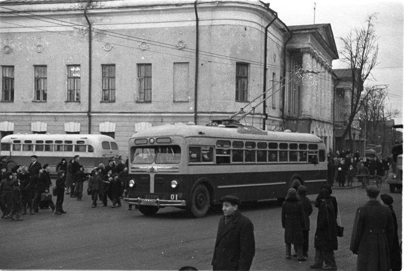 7 ноября 1952 года во Владимире состоялось торжественное открытие троллейбусного движения. В этот день из депо в Ново-Ямском переулке выехали первые два троллейбуса модели МТБ-82Д. Они проследовали по маршруту № 1, который пролегал по центру Владимира от кинотеатра «Буревестник» до химзавода. С этого момента троллейбус как городской пассажирский транспорт стал бурно развиваться. И в его юбилейный день рождения «Ключ-Медиа» решил вспомнить самые удивительные факты из истории владимирского троллейбуса.