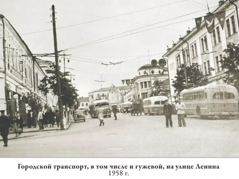 7 ноября 1952 года во Владимире состоялось торжественное открытие троллейбусного движения. В этот день из депо в Ново-Ямском переулке выехали первые два троллейбуса модели МТБ-82Д. Они проследовали по маршруту № 1, который пролегал по центру Владимира от кинотеатра «Буревестник» до химзавода. С этого момента троллейбус как городской пассажирский транспорт стал бурно развиваться. И в его юбилейный день рождения «Ключ-Медиа» решил вспомнить самые удивительные факты из истории владимирского троллейбуса.