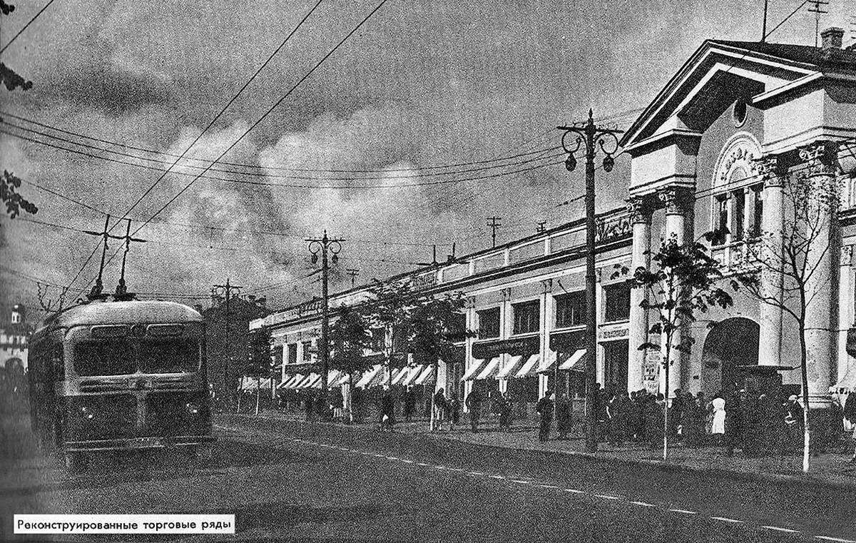 7 ноября 1952 года во Владимире состоялось торжественное открытие троллейбусного движения. В этот день из депо в Ново-Ямском переулке выехали первые два троллейбуса модели МТБ-82Д. Они проследовали по маршруту № 1, который пролегал по центру Владимира от кинотеатра «Буревестник» до химзавода. С этого момента троллейбус как городской пассажирский транспорт стал бурно развиваться. И в его юбилейный день рождения «Ключ-Медиа» решил вспомнить самые удивительные факты из истории владимирского троллейбуса.