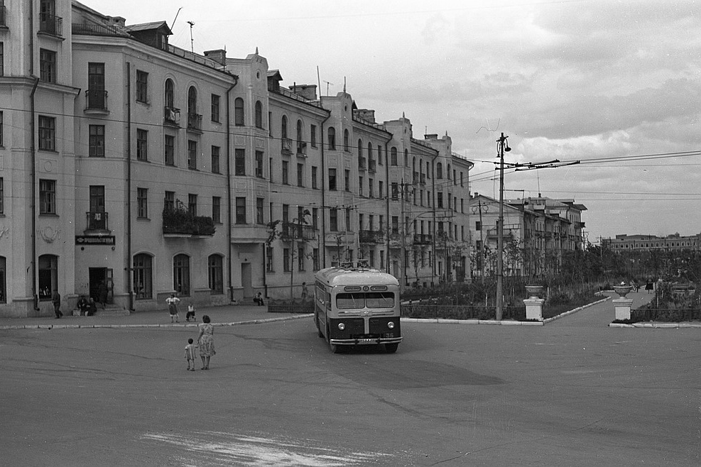 7 ноября 1952 года во Владимире состоялось торжественное открытие троллейбусного движения. В этот день из депо в Ново-Ямском переулке выехали первые два троллейбуса модели МТБ-82Д. Они проследовали по маршруту № 1, который пролегал по центру Владимира от кинотеатра «Буревестник» до химзавода. С этого момента троллейбус как городской пассажирский транспорт стал бурно развиваться. И в его юбилейный день рождения «Ключ-Медиа» решил вспомнить самые удивительные факты из истории владимирского троллейбуса.