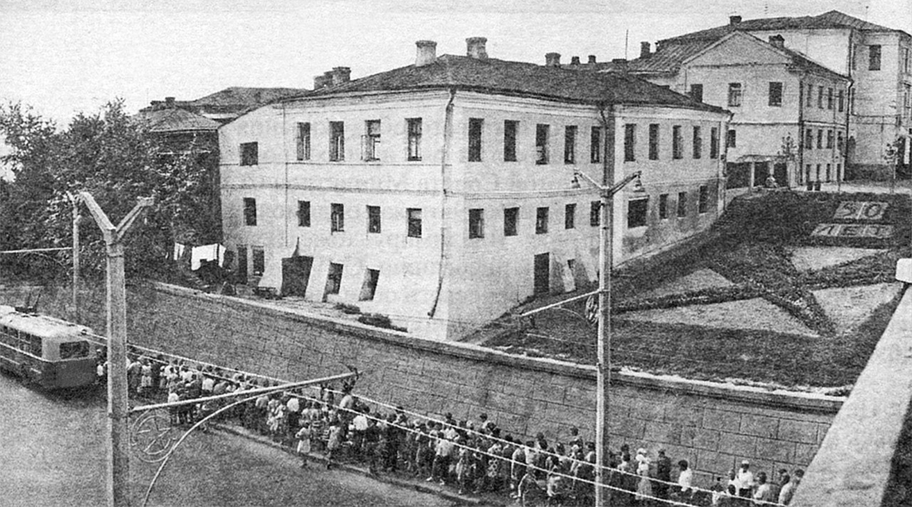 7 ноября 1952 года во Владимире состоялось торжественное открытие троллейбусного движения. В этот день из депо в Ново-Ямском переулке выехали первые два троллейбуса модели МТБ-82Д. Они проследовали по маршруту № 1, который пролегал по центру Владимира от кинотеатра «Буревестник» до химзавода. С этого момента троллейбус как городской пассажирский транспорт стал бурно развиваться. И в его юбилейный день рождения «Ключ-Медиа» решил вспомнить самые удивительные факты из истории владимирского троллейбуса.