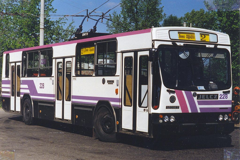 7 ноября 1952 года во Владимире состоялось торжественное открытие троллейбусного движения. В этот день из депо в Ново-Ямском переулке выехали первые два троллейбуса модели МТБ-82Д. Они проследовали по маршруту № 1, который пролегал по центру Владимира от кинотеатра «Буревестник» до химзавода. С этого момента троллейбус как городской пассажирский транспорт стал бурно развиваться. И в его юбилейный день рождения «Ключ-Медиа» решил вспомнить самые удивительные факты из истории владимирского троллейбуса.