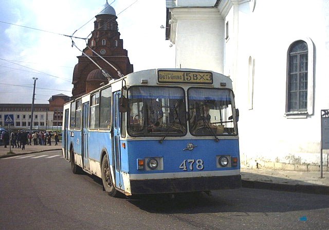 7 ноября 1952 года во Владимире состоялось торжественное открытие троллейбусного движения. В этот день из депо в Ново-Ямском переулке выехали первые два троллейбуса модели МТБ-82Д. Они проследовали по маршруту № 1, который пролегал по центру Владимира от кинотеатра «Буревестник» до химзавода. С этого момента троллейбус как городской пассажирский транспорт стал бурно развиваться. И в его юбилейный день рождения «Ключ-Медиа» решил вспомнить самые удивительные факты из истории владимирского троллейбуса.