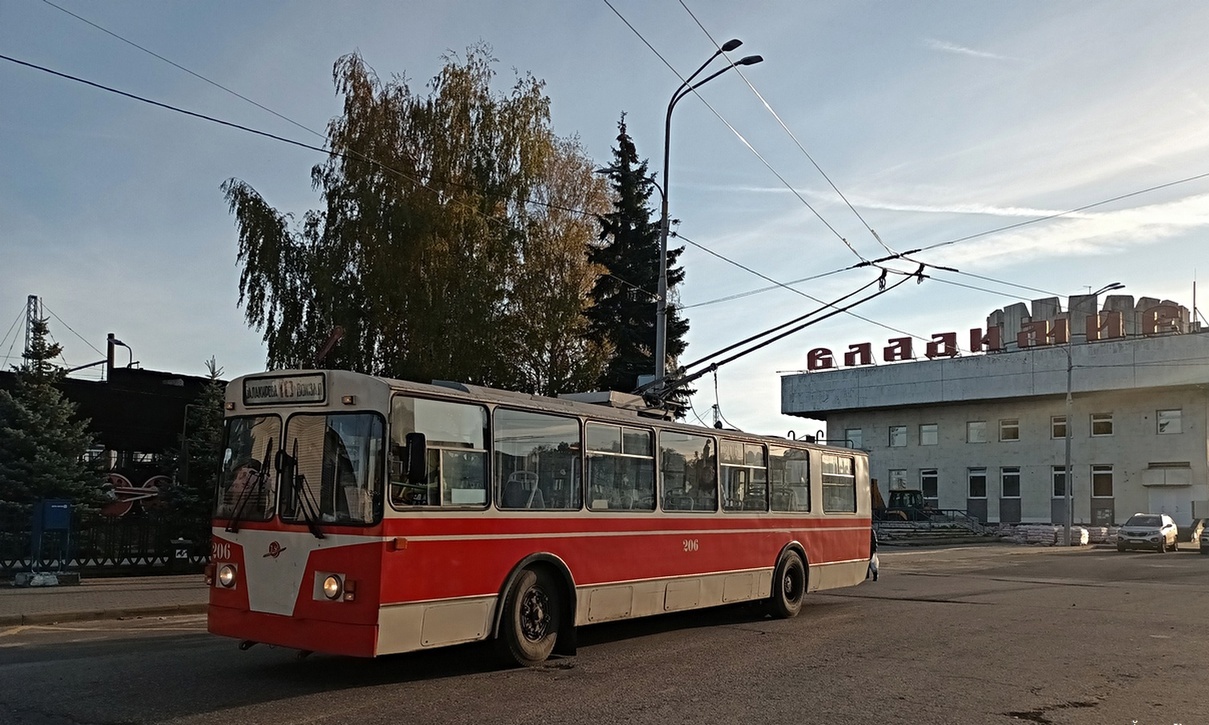 7 ноября 1952 года во Владимире состоялось торжественное открытие троллейбусного движения. В этот день из депо в Ново-Ямском переулке выехали первые два троллейбуса модели МТБ-82Д. Они проследовали по маршруту № 1, который пролегал по центру Владимира от кинотеатра «Буревестник» до химзавода. С этого момента троллейбус как городской пассажирский транспорт стал бурно развиваться. И в его юбилейный день рождения «Ключ-Медиа» решил вспомнить самые удивительные факты из истории владимирского троллейбуса.