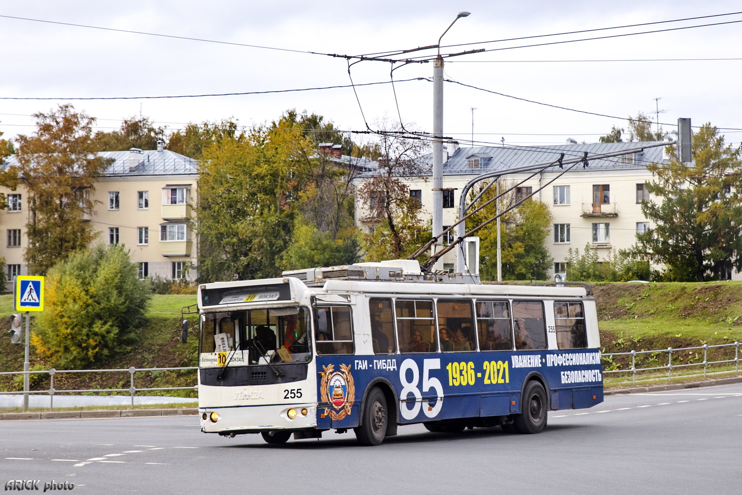 7 ноября 1952 года во Владимире состоялось торжественное открытие троллейбусного движения. В этот день из депо в Ново-Ямском переулке выехали первые два троллейбуса модели МТБ-82Д. Они проследовали по маршруту № 1, который пролегал по центру Владимира от кинотеатра «Буревестник» до химзавода. С этого момента троллейбус как городской пассажирский транспорт стал бурно развиваться. И в его юбилейный день рождения «Ключ-Медиа» решил вспомнить самые удивительные факты из истории владимирского троллейбуса.