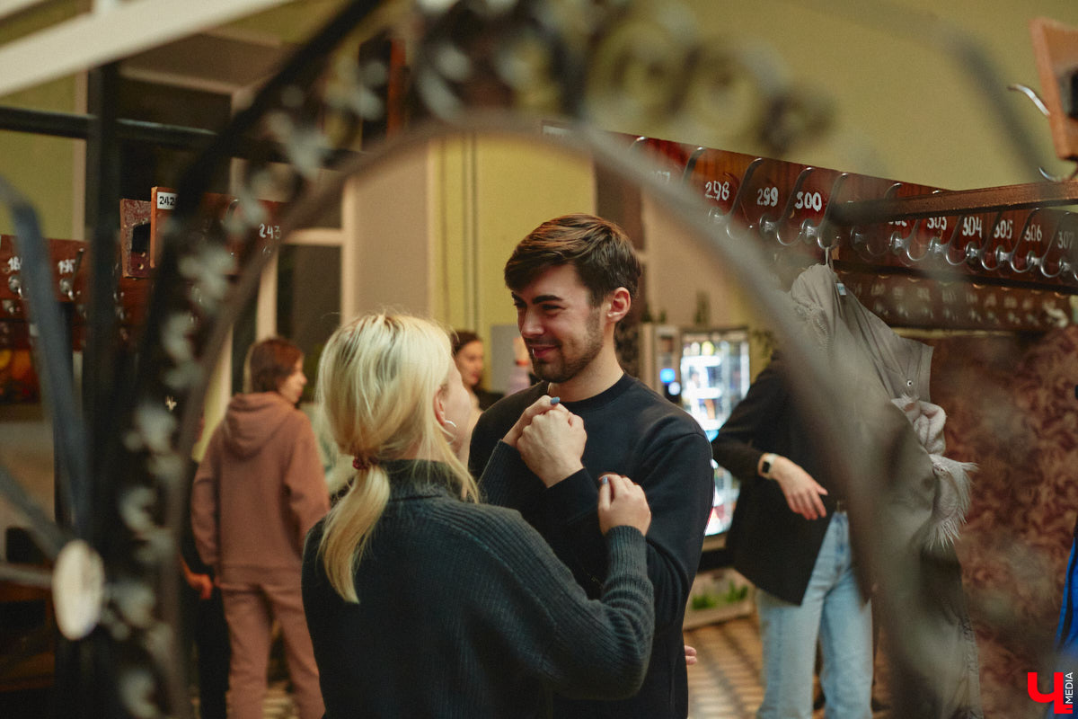 14 декабря владимирские студенты выйдут на паркет в ритме танца! Заявок поступило так много, что организаторы грядущего бала уже остановили набор участников и приступили к еженедельным репетициям. Мы посетили одну из них, чтобы выведать, каким же по итогу будет юбилейное мероприятие.