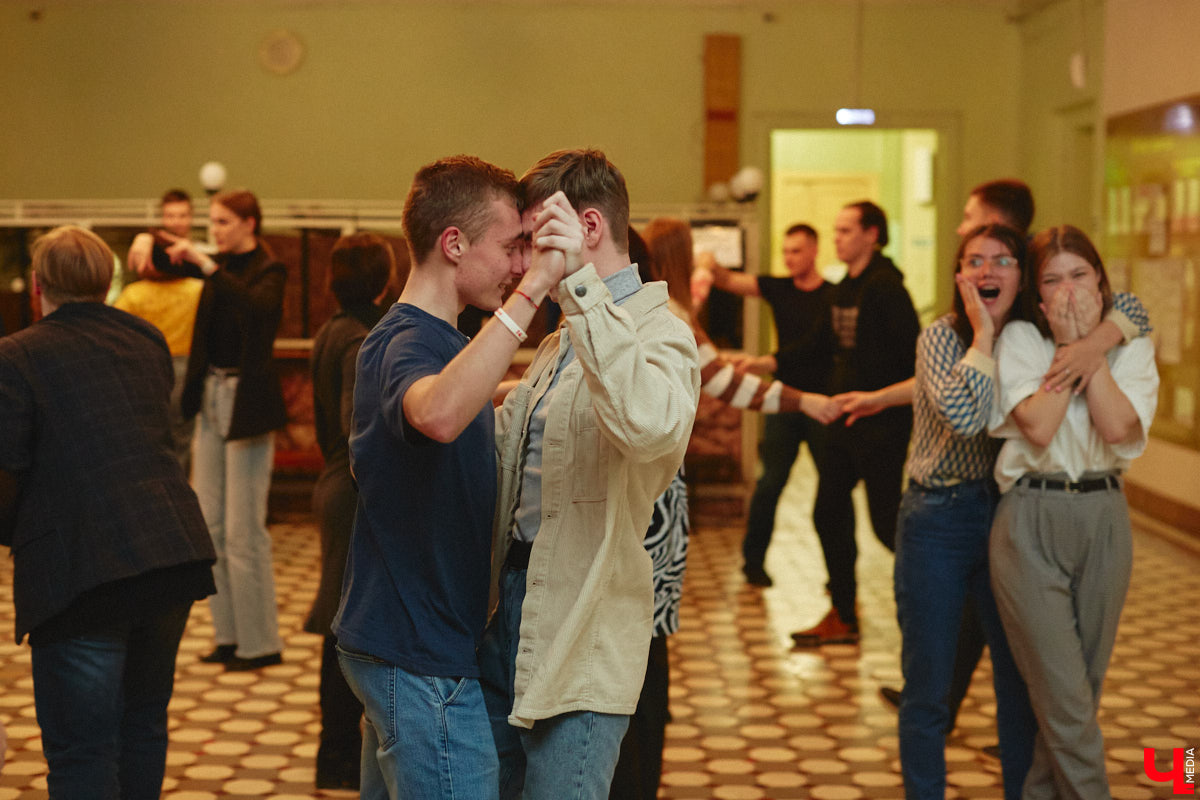 14 декабря владимирские студенты выйдут на паркет в ритме танца! Заявок поступило так много, что организаторы грядущего бала уже остановили набор участников и приступили к еженедельным репетициям. Мы посетили одну из них, чтобы выведать, каким же по итогу будет юбилейное мероприятие.