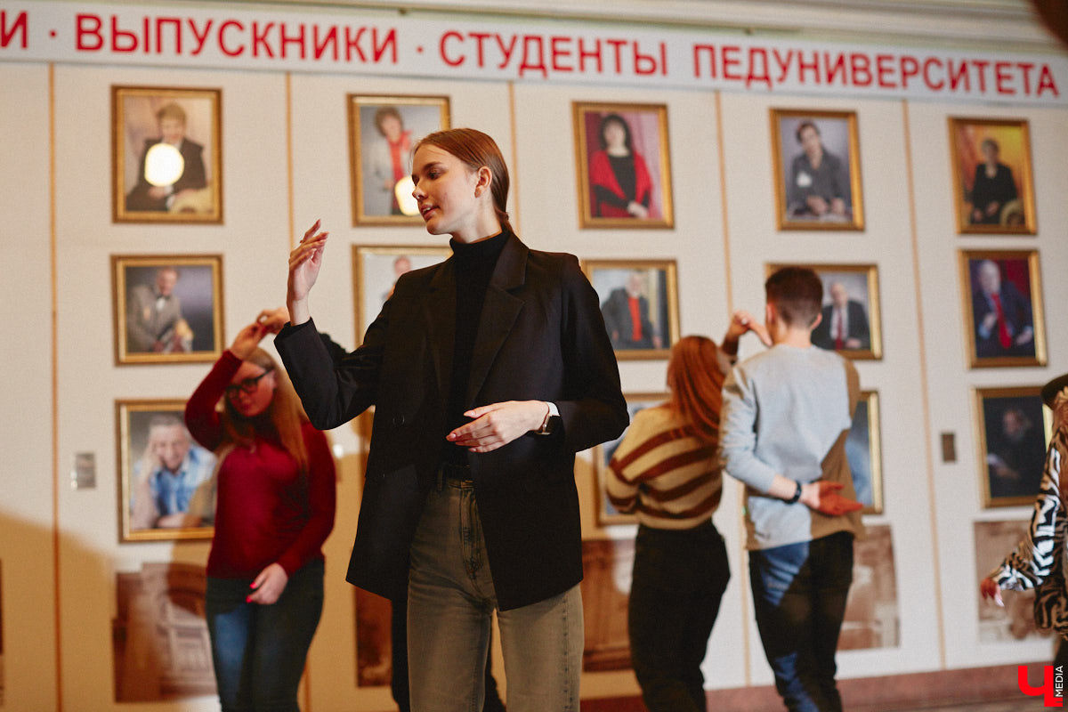 14 декабря владимирские студенты выйдут на паркет в ритме танца! Заявок поступило так много, что организаторы грядущего бала уже остановили набор участников и приступили к еженедельным репетициям. Мы посетили одну из них, чтобы выведать, каким же по итогу будет юбилейное мероприятие.