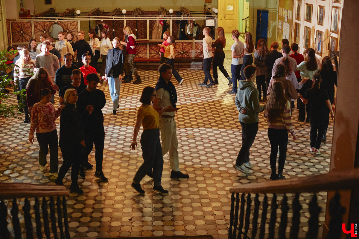 14 декабря владимирские студенты выйдут на паркет в ритме танца! Заявок поступило так много, что организаторы грядущего бала уже остановили набор участников и приступили к еженедельным репетициям. Мы посетили одну из них, чтобы выведать, каким же по итогу будет юбилейное мероприятие.