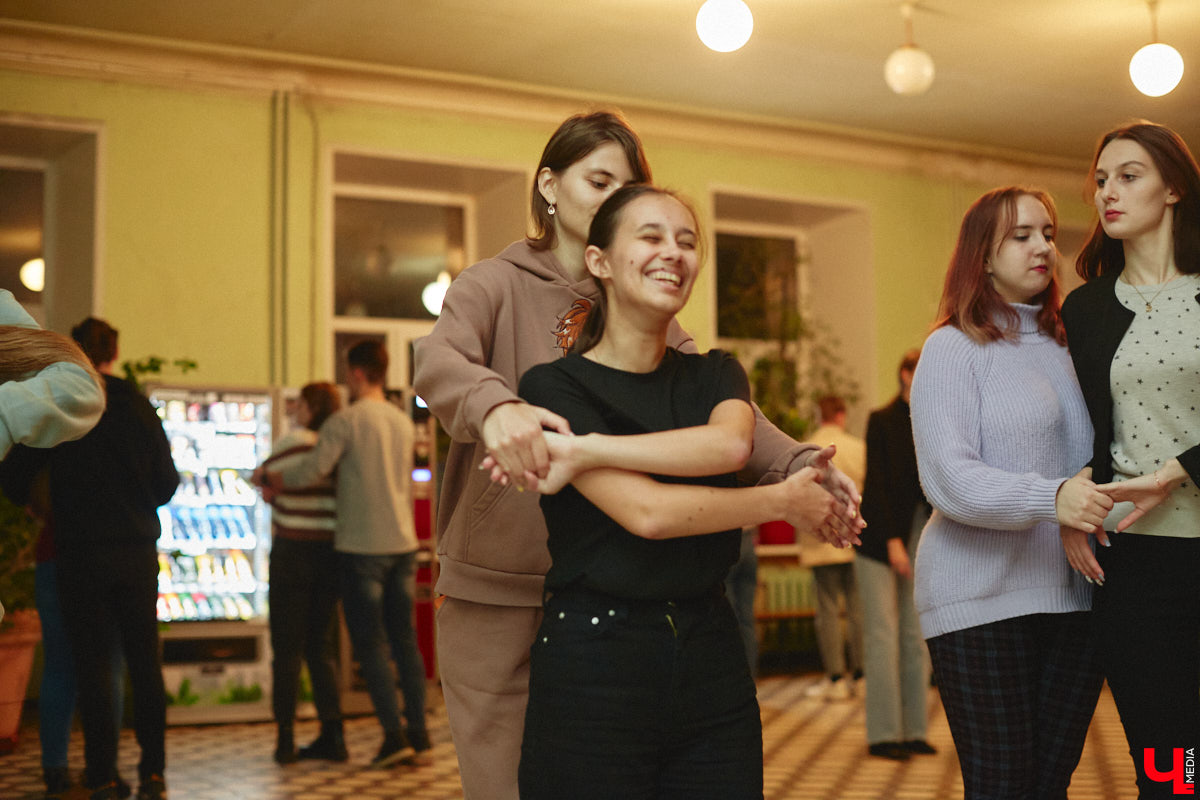 14 декабря владимирские студенты выйдут на паркет в ритме танца! Заявок поступило так много, что организаторы грядущего бала уже остановили набор участников и приступили к еженедельным репетициям. Мы посетили одну из них, чтобы выведать, каким же по итогу будет юбилейное мероприятие.