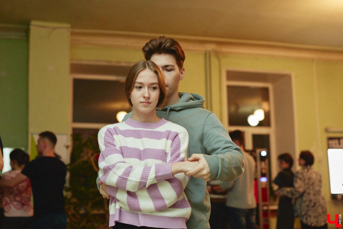 14 декабря владимирские студенты выйдут на паркет в ритме танца! Заявок поступило так много, что организаторы грядущего бала уже остановили набор участников и приступили к еженедельным репетициям. Мы посетили одну из них, чтобы выведать, каким же по итогу будет юбилейное мероприятие.