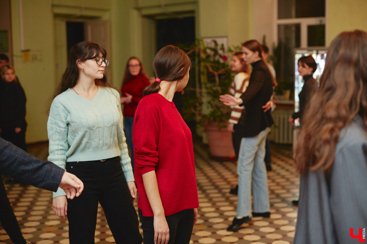 14 декабря владимирские студенты выйдут на паркет в ритме танца! Заявок поступило так много, что организаторы грядущего бала уже остановили набор участников и приступили к еженедельным репетициям. Мы посетили одну из них, чтобы выведать, каким же по итогу будет юбилейное мероприятие.
