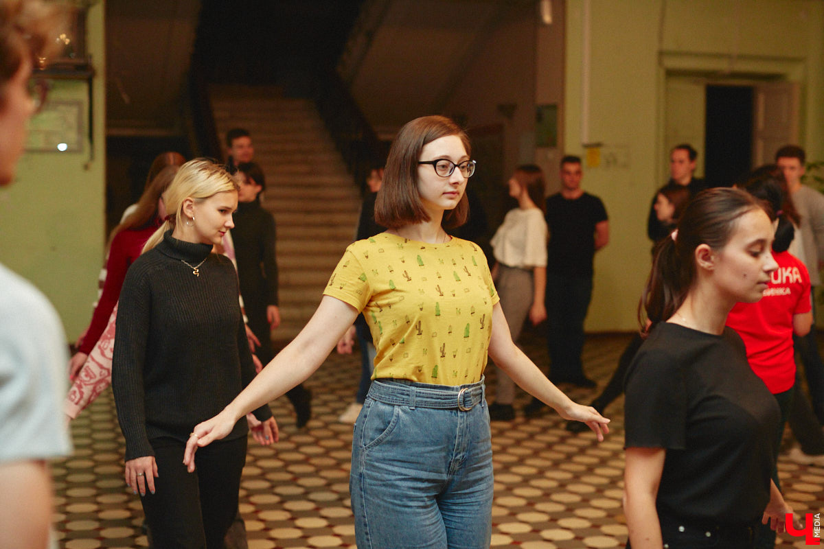 14 декабря владимирские студенты выйдут на паркет в ритме танца! Заявок поступило так много, что организаторы грядущего бала уже остановили набор участников и приступили к еженедельным репетициям. Мы посетили одну из них, чтобы выведать, каким же по итогу будет юбилейное мероприятие.