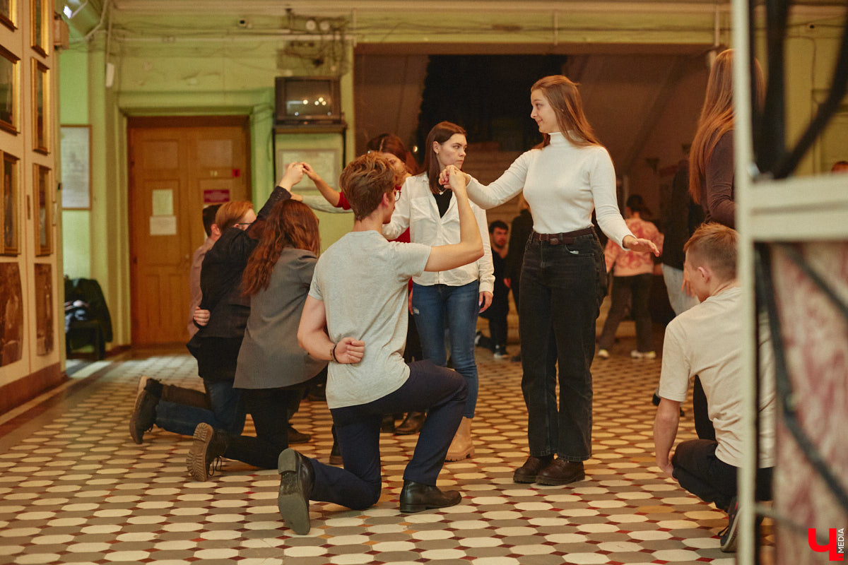 14 декабря владимирские студенты выйдут на паркет в ритме танца! Заявок поступило так много, что организаторы грядущего бала уже остановили набор участников и приступили к еженедельным репетициям. Мы посетили одну из них, чтобы выведать, каким же по итогу будет юбилейное мероприятие.