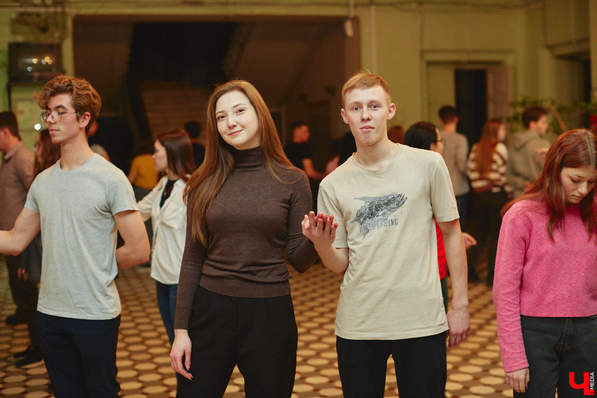 14 декабря владимирские студенты выйдут на паркет в ритме танца! Заявок поступило так много, что организаторы грядущего бала уже остановили набор участников и приступили к еженедельным репетициям. Мы посетили одну из них, чтобы выведать, каким же по итогу будет юбилейное мероприятие.