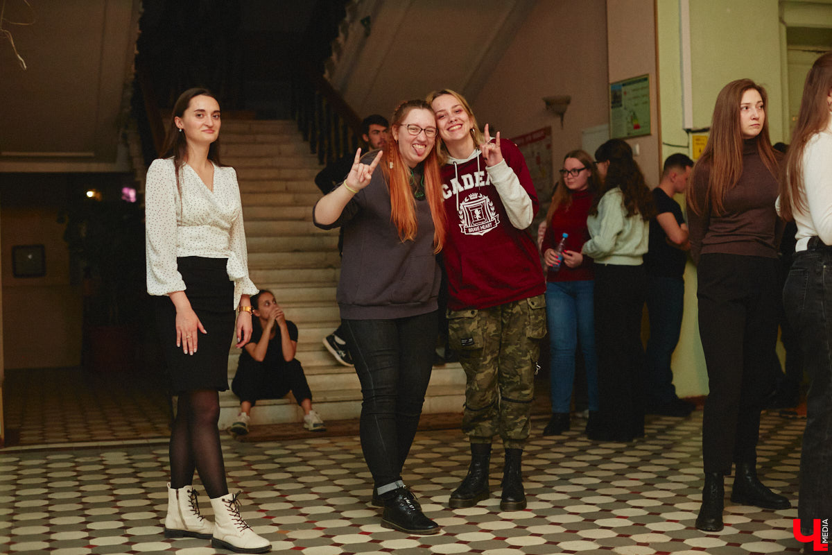 14 декабря владимирские студенты выйдут на паркет в ритме танца! Заявок поступило так много, что организаторы грядущего бала уже остановили набор участников и приступили к еженедельным репетициям. Мы посетили одну из них, чтобы выведать, каким же по итогу будет юбилейное мероприятие.