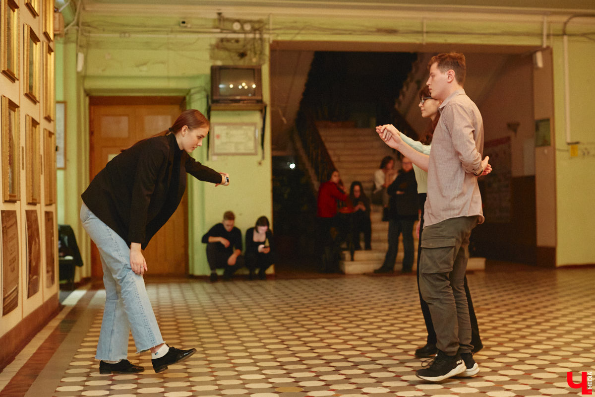 14 декабря владимирские студенты выйдут на паркет в ритме танца! Заявок поступило так много, что организаторы грядущего бала уже остановили набор участников и приступили к еженедельным репетициям. Мы посетили одну из них, чтобы выведать, каким же по итогу будет юбилейное мероприятие.