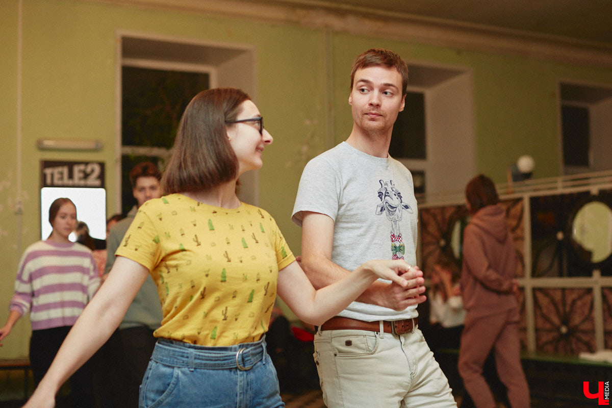 14 декабря владимирские студенты выйдут на паркет в ритме танца! Заявок поступило так много, что организаторы грядущего бала уже остановили набор участников и приступили к еженедельным репетициям. Мы посетили одну из них, чтобы выведать, каким же по итогу будет юбилейное мероприятие.