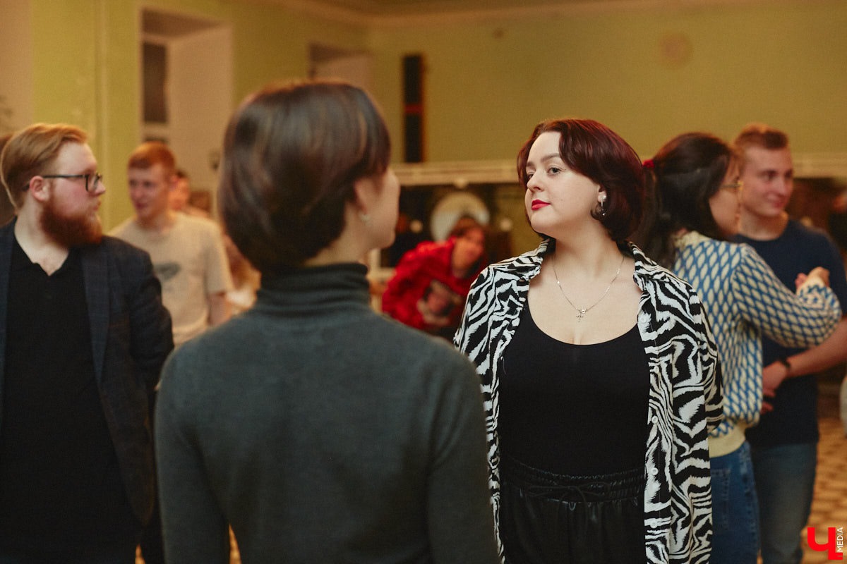 14 декабря владимирские студенты выйдут на паркет в ритме танца! Заявок поступило так много, что организаторы грядущего бала уже остановили набор участников и приступили к еженедельным репетициям. Мы посетили одну из них, чтобы выведать, каким же по итогу будет юбилейное мероприятие.