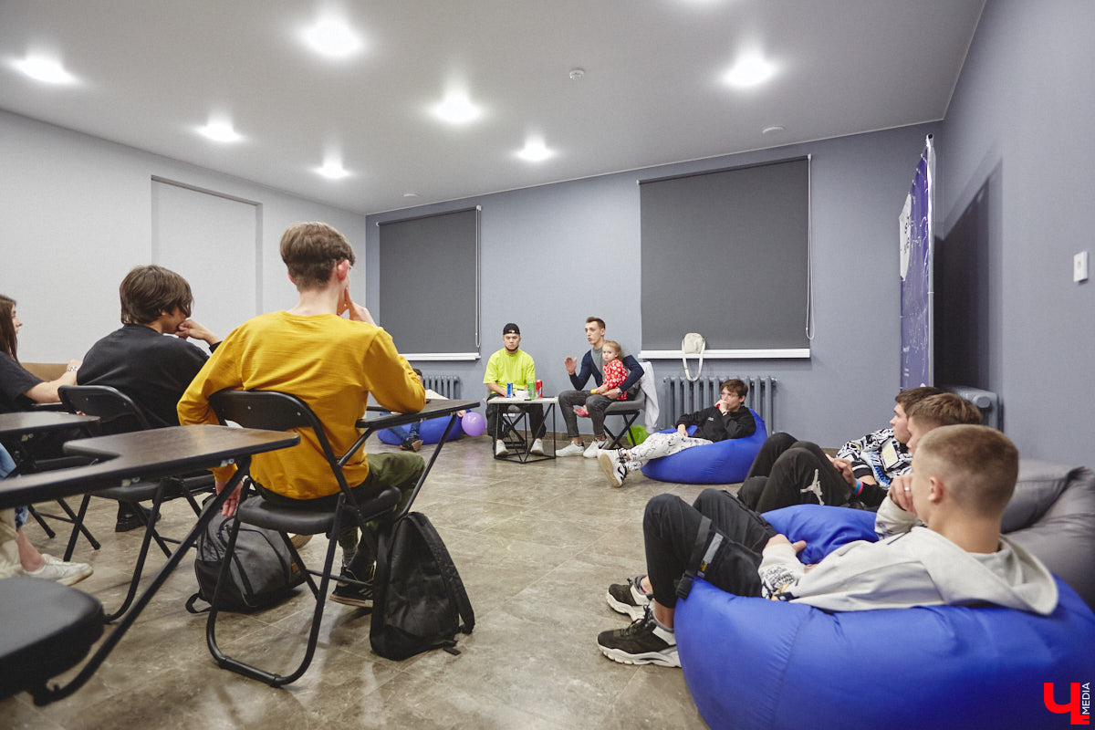 Владимир Соколов пришёл в блогинг из профессии, с креативом не смежной. Несколько лет назад он ушёл из правоохранительных органов и обрёл популярность в Сети через коллаборации с Ингой Васаби из «Пацанок» и споры с известным в узких кругах Олегом Монголом. А сейчас первоочередная задача, которую для себя определил экс-полицейский, — это съёмка собственного комедийного сериала о хорошем копе и его нерадивом брате.