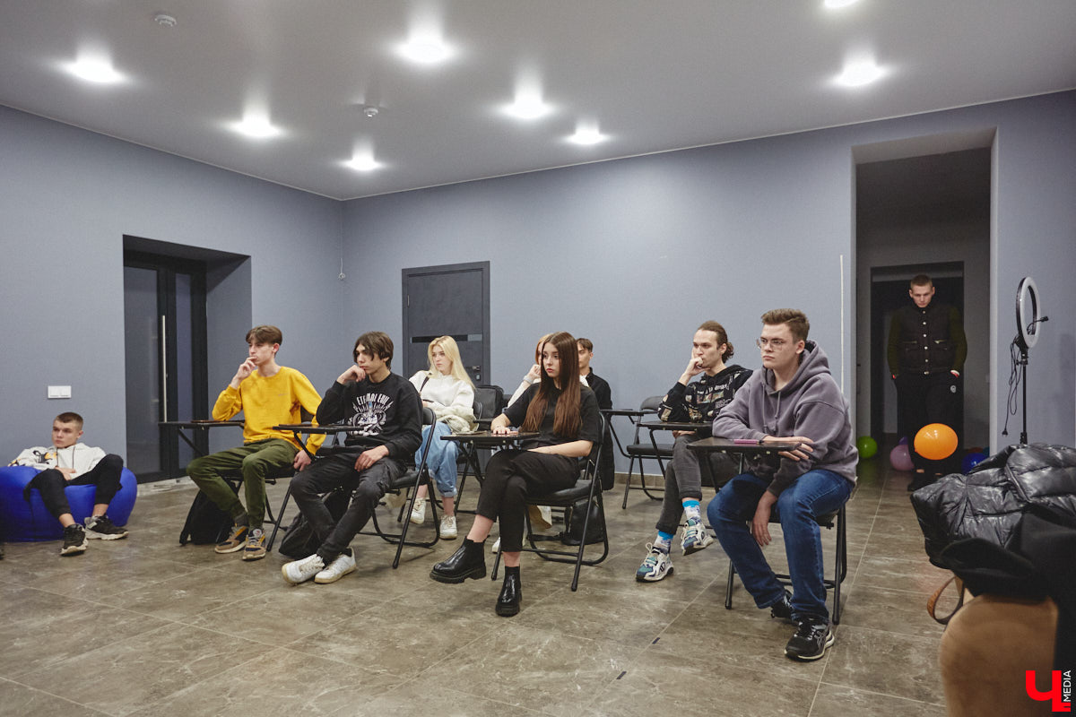 Владимир Соколов пришёл в блогинг из профессии, с креативом не смежной. Несколько лет назад он ушёл из правоохранительных органов и обрёл популярность в Сети через коллаборации с Ингой Васаби из «Пацанок» и споры с известным в узких кругах Олегом Монголом. А сейчас первоочередная задача, которую для себя определил экс-полицейский, — это съёмка собственного комедийного сериала о хорошем копе и его нерадивом брате.