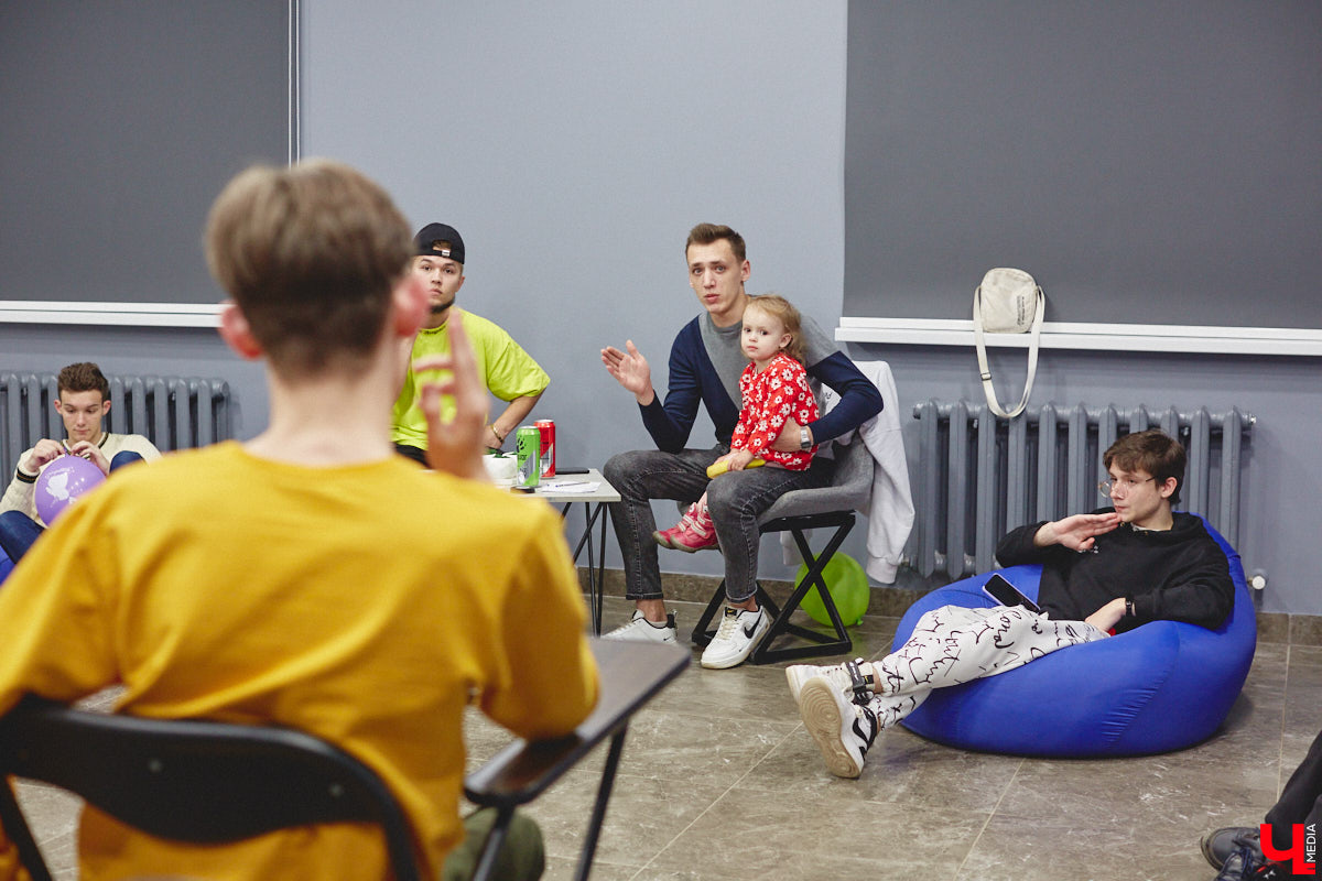 Владимир Соколов пришёл в блогинг из профессии, с креативом не смежной. Несколько лет назад он ушёл из правоохранительных органов и обрёл популярность в Сети через коллаборации с Ингой Васаби из «Пацанок» и споры с известным в узких кругах Олегом Монголом. А сейчас первоочередная задача, которую для себя определил экс-полицейский, — это съёмка собственного комедийного сериала о хорошем копе и его нерадивом брате.