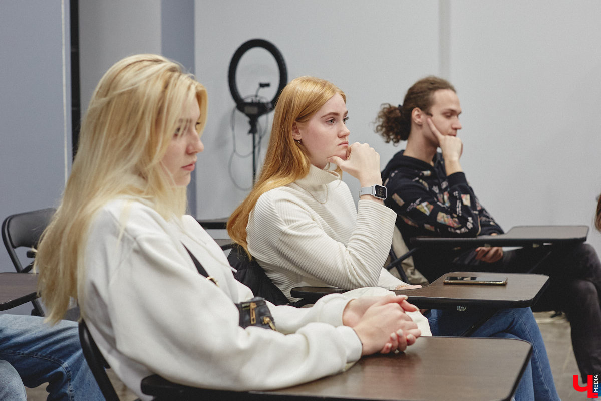 Владимир Соколов пришёл в блогинг из профессии, с креативом не смежной. Несколько лет назад он ушёл из правоохранительных органов и обрёл популярность в Сети через коллаборации с Ингой Васаби из «Пацанок» и споры с известным в узких кругах Олегом Монголом. А сейчас первоочередная задача, которую для себя определил экс-полицейский, — это съёмка собственного комедийного сериала о хорошем копе и его нерадивом брате.