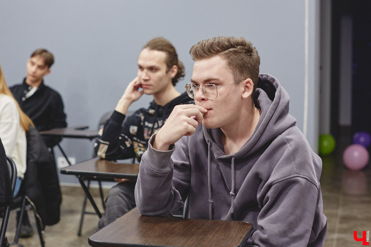 Владимир Соколов пришёл в блогинг из профессии, с креативом не смежной. Несколько лет назад он ушёл из правоохранительных органов и обрёл популярность в Сети через коллаборации с Ингой Васаби из «Пацанок» и споры с известным в узких кругах Олегом Монголом. А сейчас первоочередная задача, которую для себя определил экс-полицейский, — это съёмка собственного комедийного сериала о хорошем копе и его нерадивом брате.