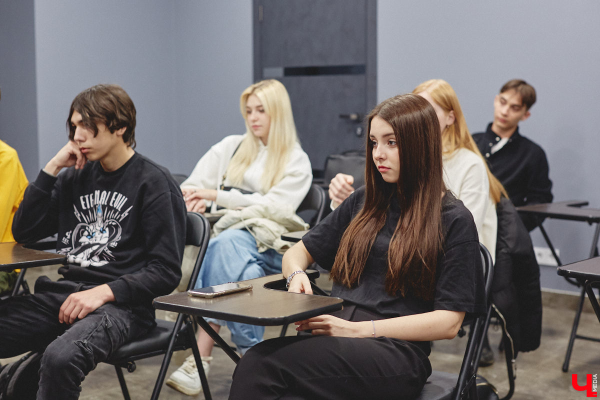 Владимир Соколов пришёл в блогинг из профессии, с креативом не смежной. Несколько лет назад он ушёл из правоохранительных органов и обрёл популярность в Сети через коллаборации с Ингой Васаби из «Пацанок» и споры с известным в узких кругах Олегом Монголом. А сейчас первоочередная задача, которую для себя определил экс-полицейский, — это съёмка собственного комедийного сериала о хорошем копе и его нерадивом брате.