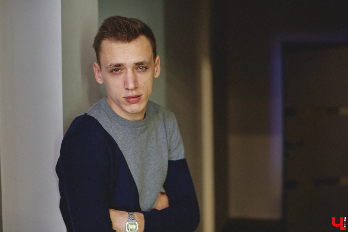 Владимир Соколов пришёл в блогинг из профессии, с креативом не смежной. Несколько лет назад он ушёл из правоохранительных органов и обрёл популярность в Сети через коллаборации с Ингой Васаби из «Пацанок» и споры с известным в узких кругах Олегом Монголом. А сейчас первоочередная задача, которую для себя определил экс-полицейский, — это съёмка собственного комедийного сериала о хорошем копе и его нерадивом брате.