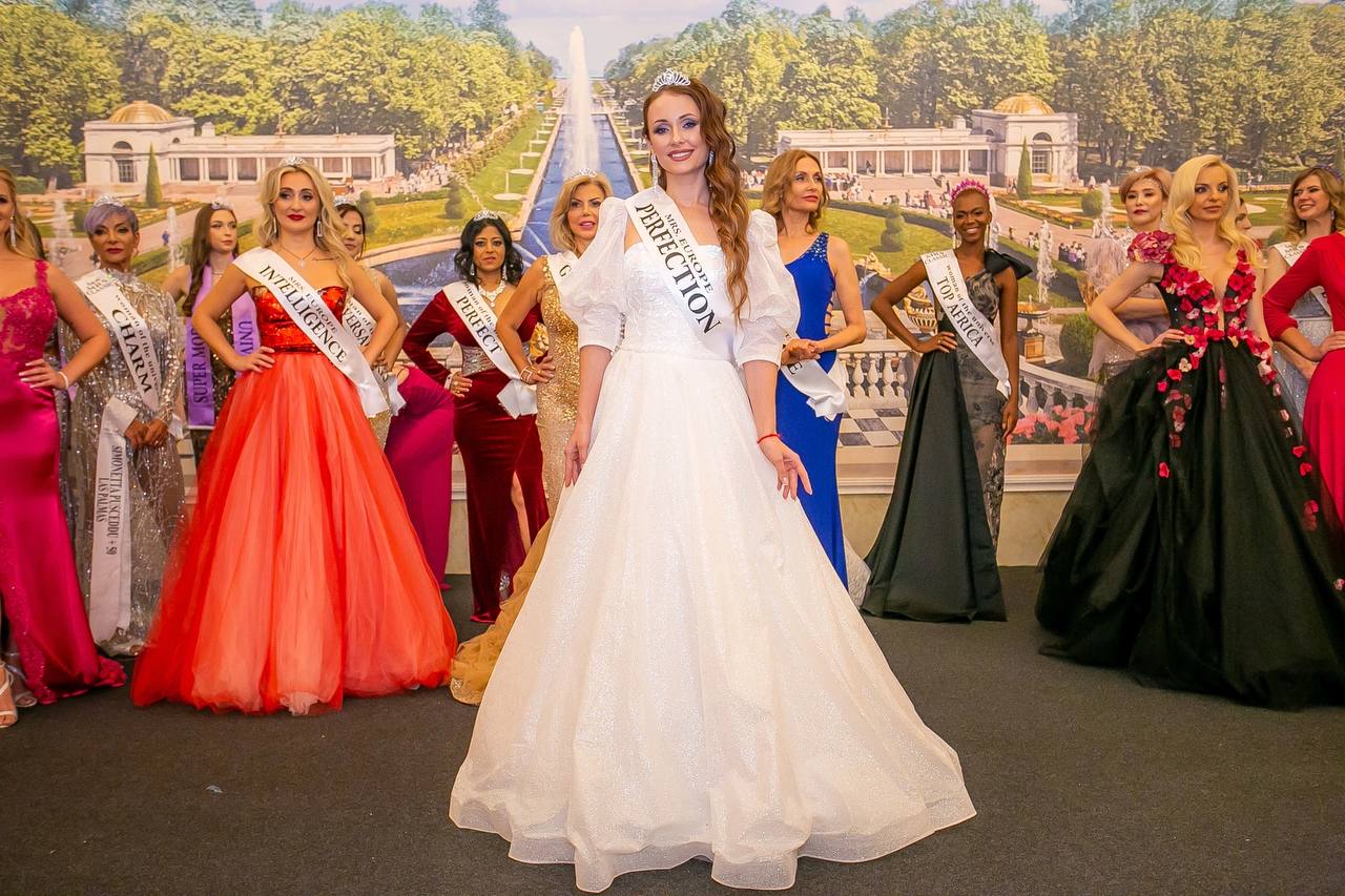 Перед началом Международного конкурса красоты «Миссис Европа — 2022» в Болгарии девушкам из России дали понять: «Призовых мест не ждите». Но Марина Лукьянова из Судогды всё же вошла в топ-10 финалисток и стала «Миссис Европа Совершенство»!