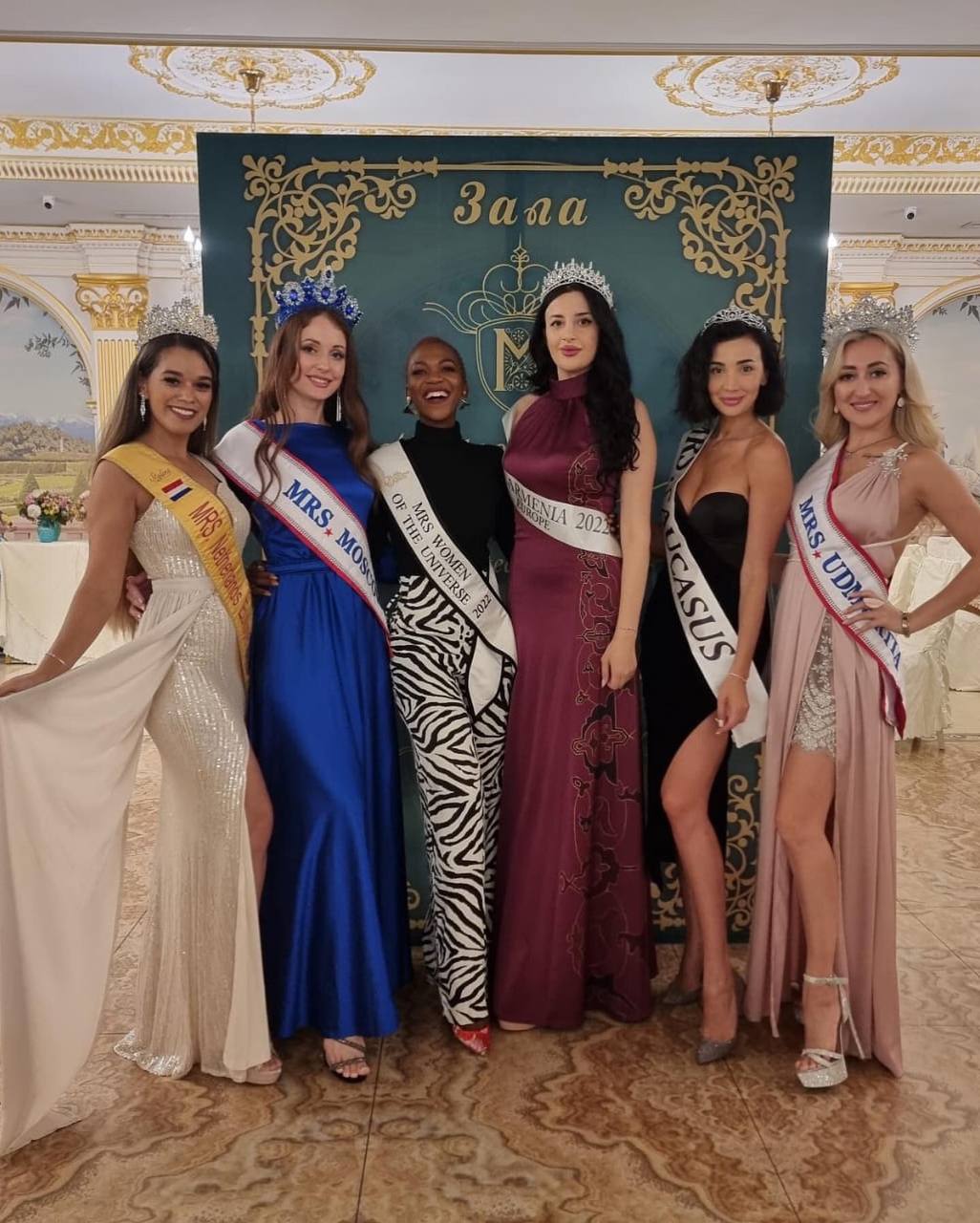 Перед началом Международного конкурса красоты «Миссис Европа — 2022» в Болгарии девушкам из России дали понять: «Призовых мест не ждите». Но Марина Лукьянова из Судогды всё же вошла в топ-10 финалисток и стала «Миссис Европа Совершенство»!