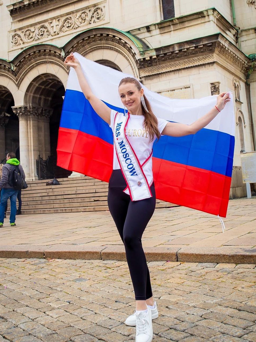 Перед началом Международного конкурса красоты «Миссис Европа — 2022» в Болгарии девушкам из России дали понять: «Призовых мест не ждите». Но Марина Лукьянова из Судогды всё же вошла в топ-10 финалисток и стала «Миссис Европа Совершенство»!