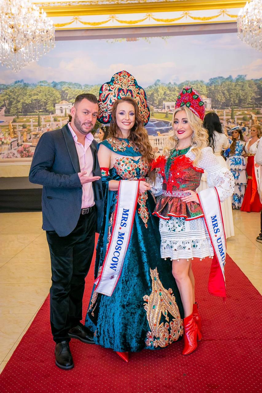 Перед началом Международного конкурса красоты «Миссис Европа — 2022» в Болгарии девушкам из России дали понять: «Призовых мест не ждите». Но Марина Лукьянова из Судогды всё же вошла в топ-10 финалисток и стала «Миссис Европа Совершенство»!