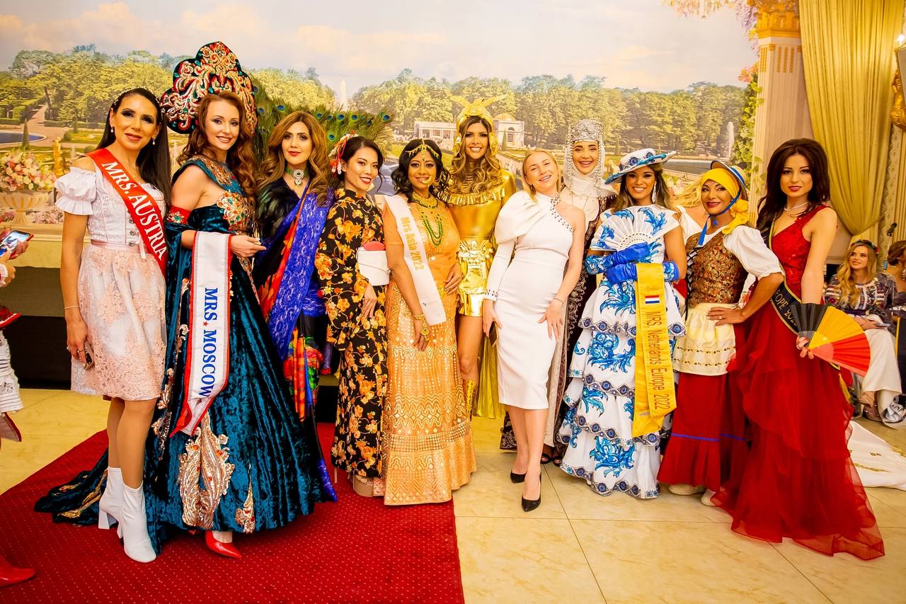 Перед началом Международного конкурса красоты «Миссис Европа — 2022» в Болгарии девушкам из России дали понять: «Призовых мест не ждите». Но Марина Лукьянова из Судогды всё же вошла в топ-10 финалисток и стала «Миссис Европа Совершенство»!