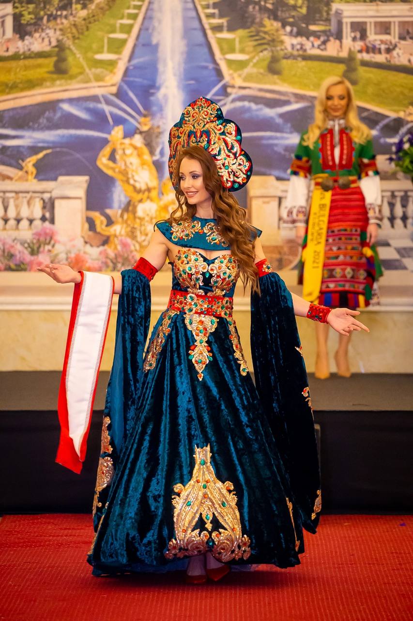 Перед началом Международного конкурса красоты «Миссис Европа — 2022» в Болгарии девушкам из России дали понять: «Призовых мест не ждите». Но Марина Лукьянова из Судогды всё же вошла в топ-10 финалисток и стала «Миссис Европа Совершенство»!