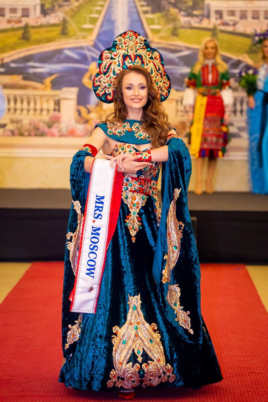 Перед началом Международного конкурса красоты «Миссис Европа — 2022» в Болгарии девушкам из России дали понять: «Призовых мест не ждите». Но Марина Лукьянова из Судогды всё же вошла в топ-10 финалисток и стала «Миссис Европа Совершенство»!