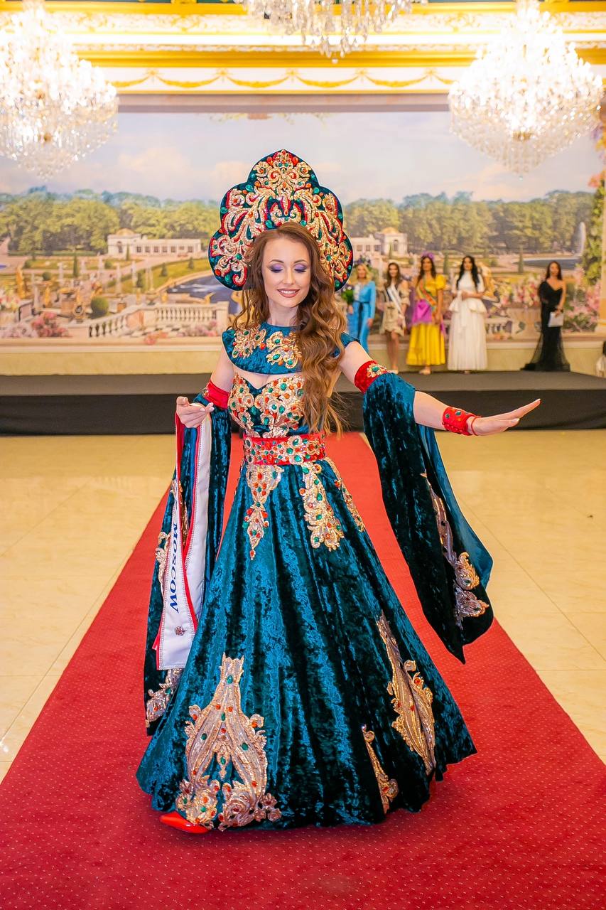 Перед началом Международного конкурса красоты «Миссис Европа — 2022» в Болгарии девушкам из России дали понять: «Призовых мест не ждите». Но Марина Лукьянова из Судогды всё же вошла в топ-10 финалисток и стала «Миссис Европа Совершенство»!